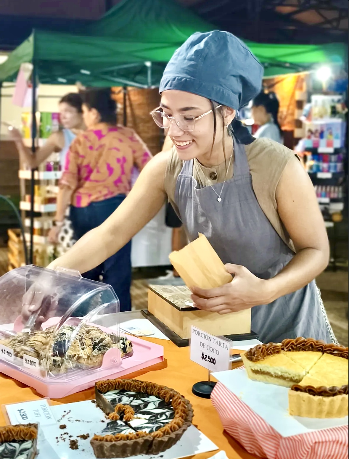 Dulce Rincón trabajando en la feria Espacio Mujer, Costanera de Posadas